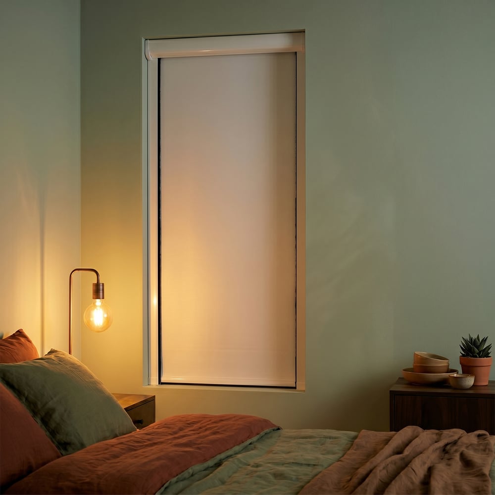 RolgordijnmetZijgeleidingWit70x160cm_Verduisterend_PerStuk_sfeer